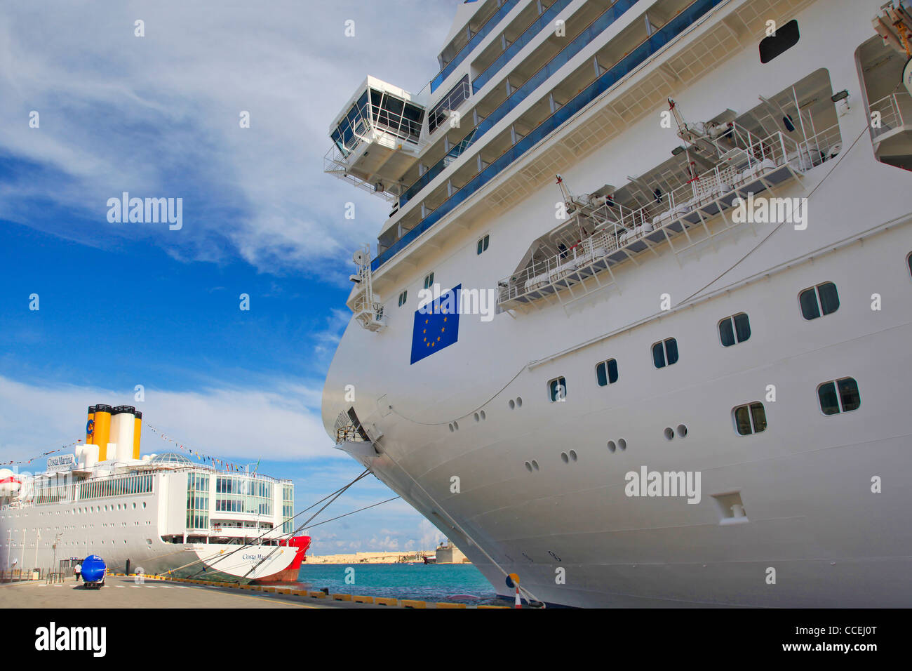 Enorme Costa Concordia Kreuzfahrt Schiff angedockt in Valletta, Malta neben zu relativ kleinen Costa Marina Schiff auf schönen sonnigen Tag Stockfoto