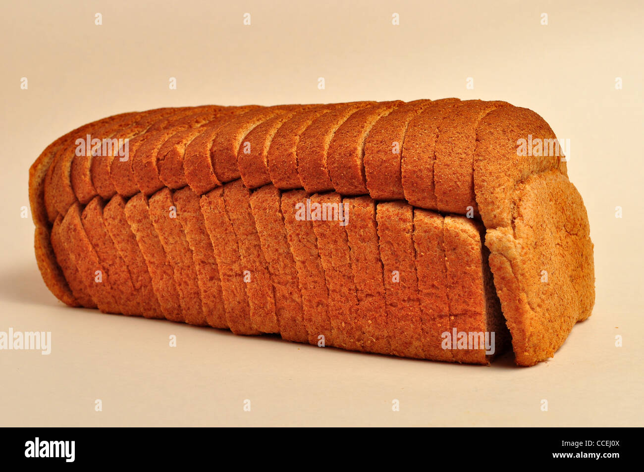 Weizen Brot ist auf einem einfarbigen Hintergrund legen. Stockfoto