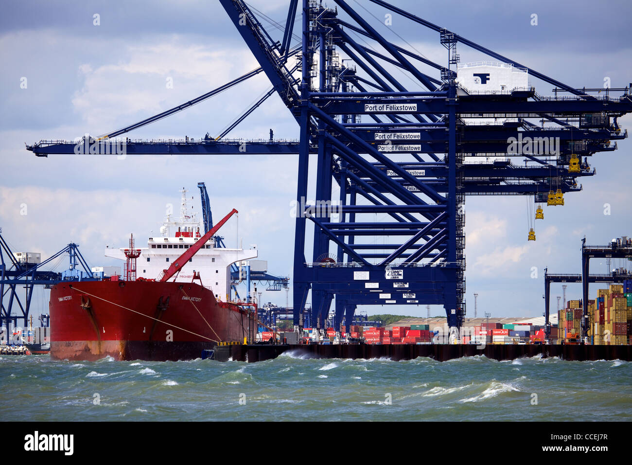 Hafen von Felixstowe internationalen Handel UK-Schiffe verladen und in Felixstowe, größten Containerhafen Großbritanniens entladen. Stockfoto