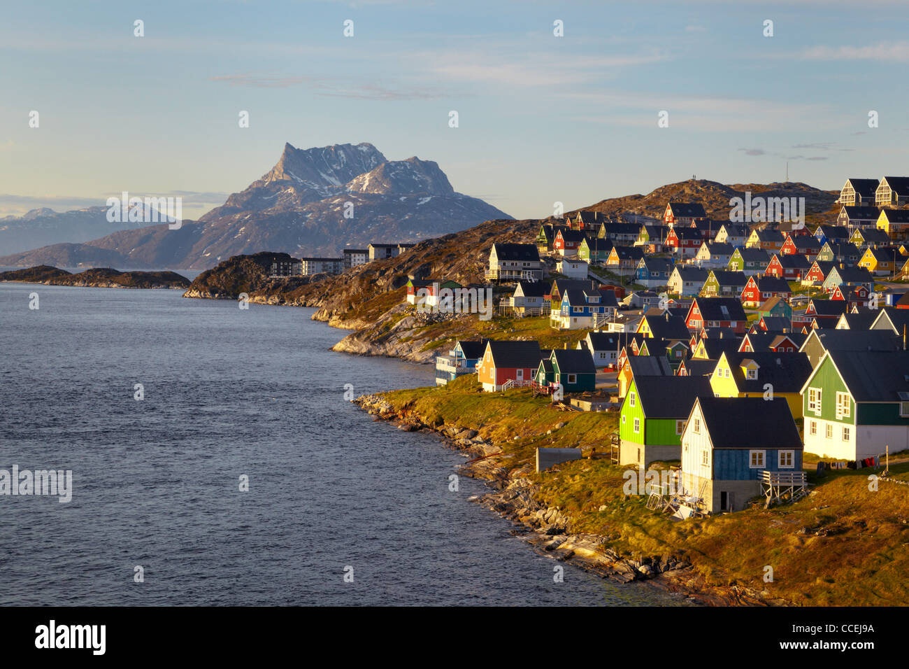 Häuser in Nuuk mit Sermitsiaq Berg im Hintergrund, Grönland Stockfoto