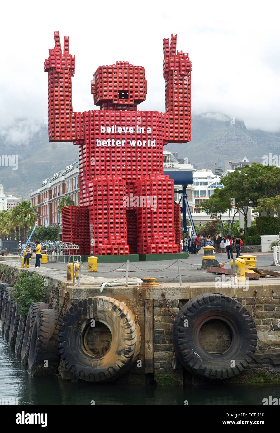 Statue, die aus aus Coca Cola Kisten in Cape Town, Western Cape, Südafrika Stockfoto