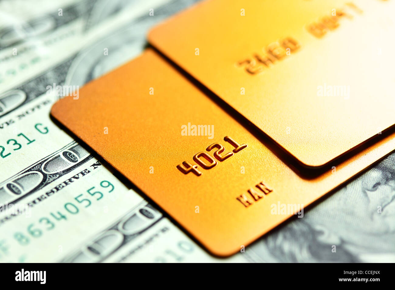 Gold Kreditkarten auf Dollarnoten. Flache DOF! Stockfoto