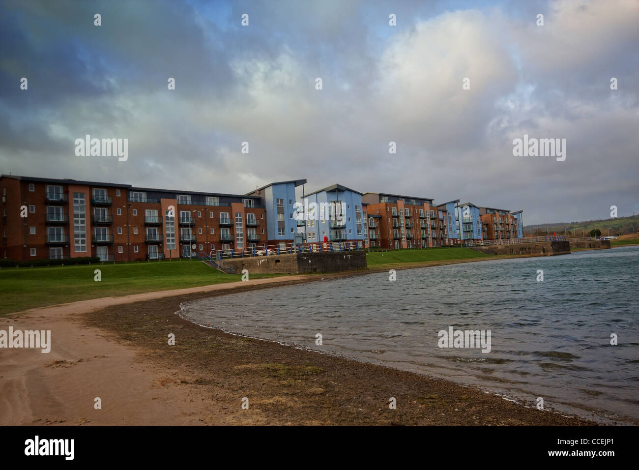 Wohn-Wohnung Blöcke rund um einen See in Wales Stockfoto