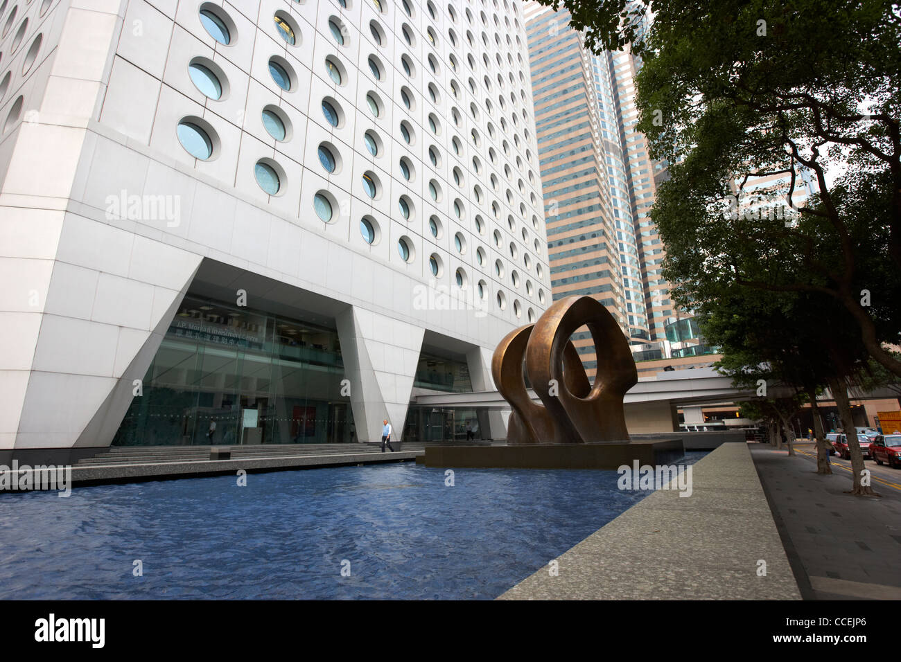 Connaught Place mit Henry Moore Doppel Eizellen Statue und Jardine house Hongkong Sonderverwaltungsregion Hongkong China Zentralasien Stockfoto