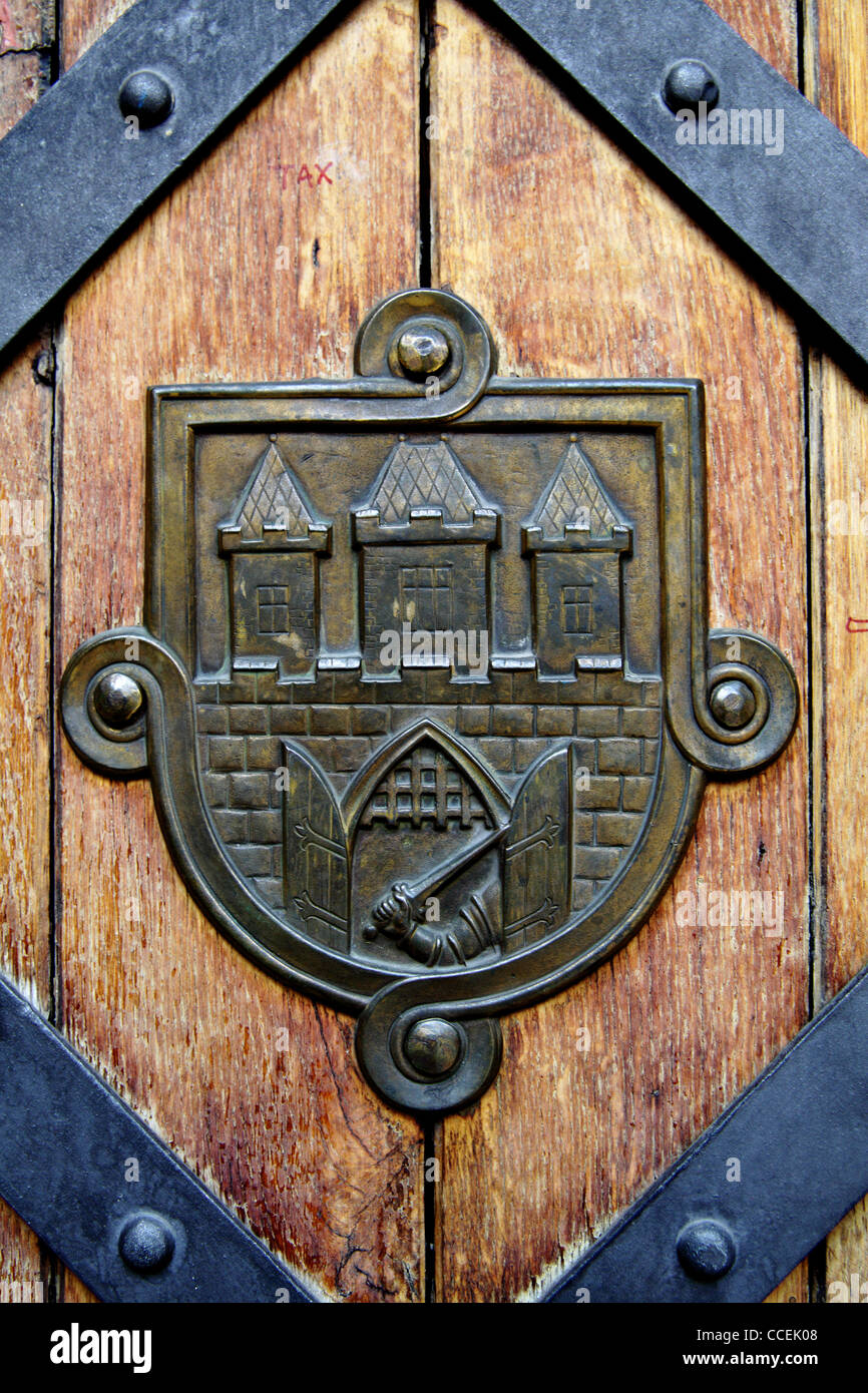 Emblem von Prag über alte Holztor Stockfoto