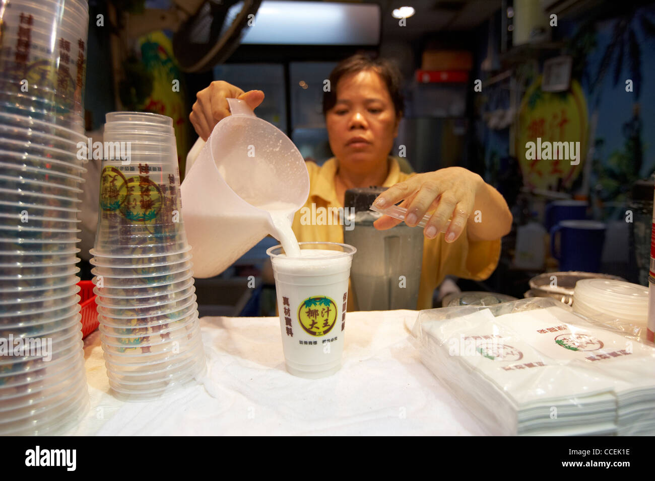 Gießen einer Kokosnuss-Milch-Getränk an einem Stall in Mong Kok Hongkong Sonderverwaltungsregion Hongkong China Asien Stockfoto