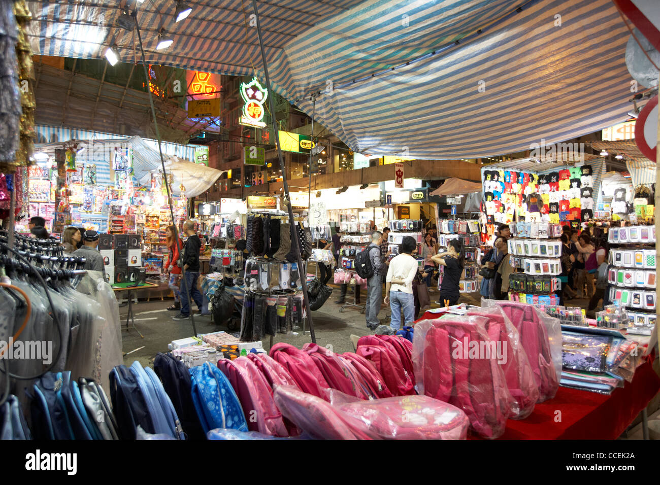 Taschen und Mode-Artikel zum Verkauf an die Damen Markt Mong Kok Hongkong Sonderverwaltungsregion Hongkong China Asien Stockfoto