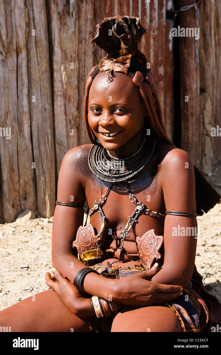 Verheiratete Himba-Frau mit geflochtenen Haaren und Erembe in der Nähe von Opuwo, Namibia Stockfoto