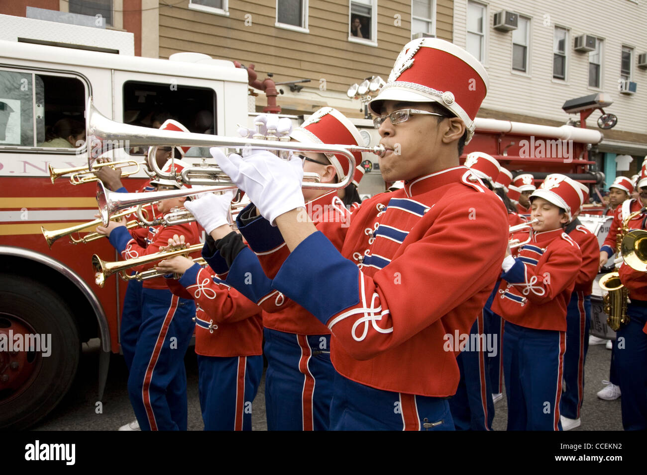 2012 drei Könige Tagesparade, Brooklyn, New York. Junior High School marching Band in die Parade. Stockfoto