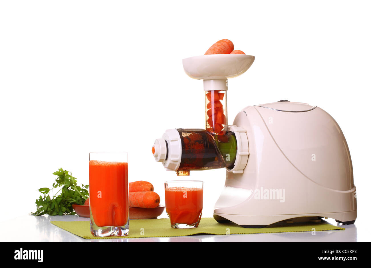 Entsafter und Karotte isolierten weißen Küche vorbereiten Stockfoto