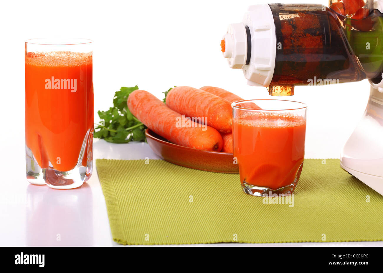 Entsafter und Karotte isolierten weißen Küche vorbereiten Stockfoto