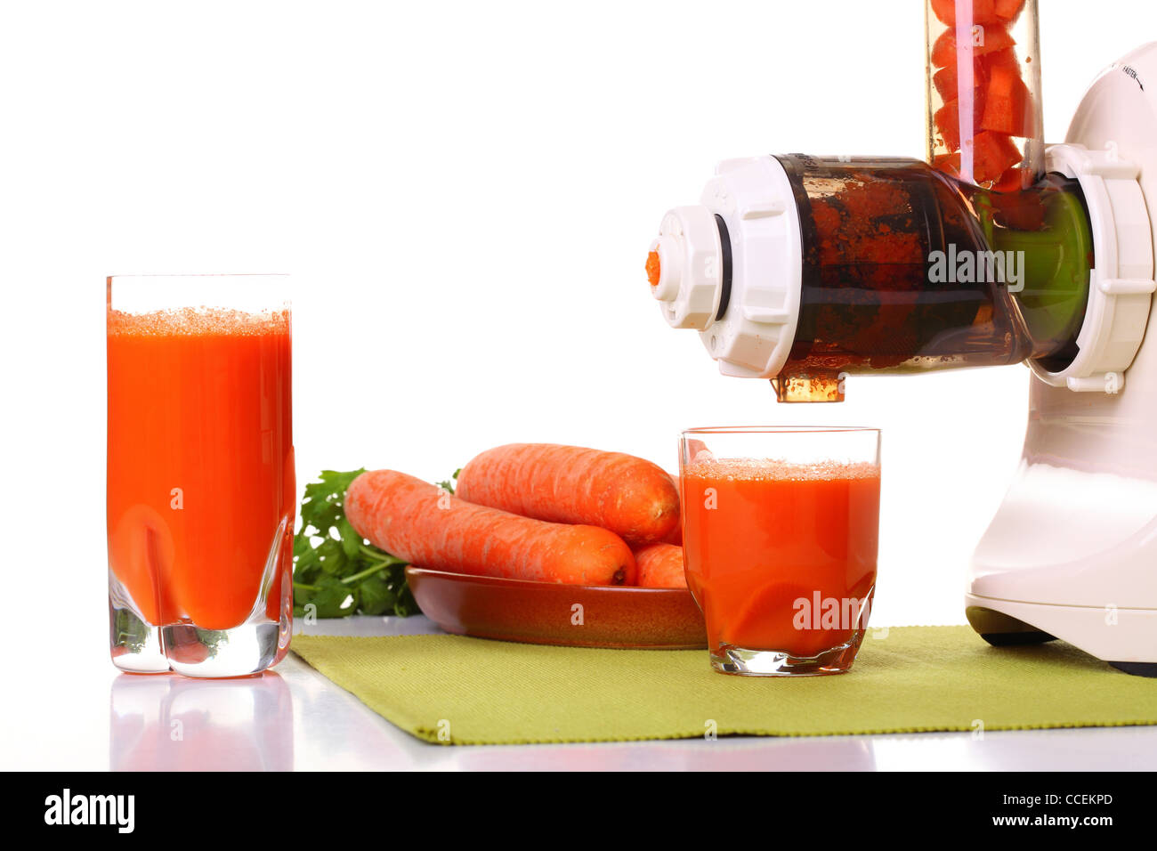 Entsafter und Karotte isolierten weißen Küche vorbereiten Stockfoto