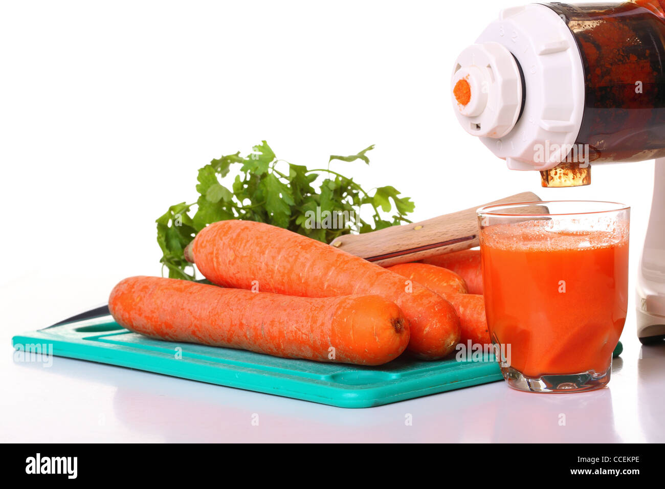 Entsafter und Karotte isolierten weißen Küche vorbereiten Stockfoto