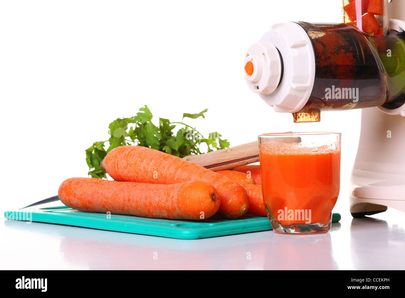 Entsafter und Karotte isolierten weißen Küche vorbereiten Stockfoto