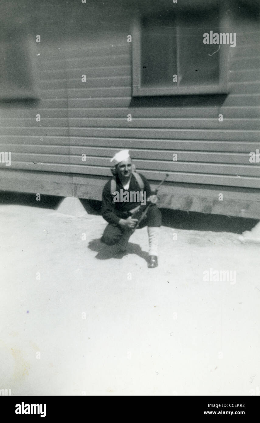 US Navy Mann, hält M1 Carbine am Hafen Heuneme, Kalifornien auf Weg in Philippinen während des zweiten Weltkriegs. Stockfoto