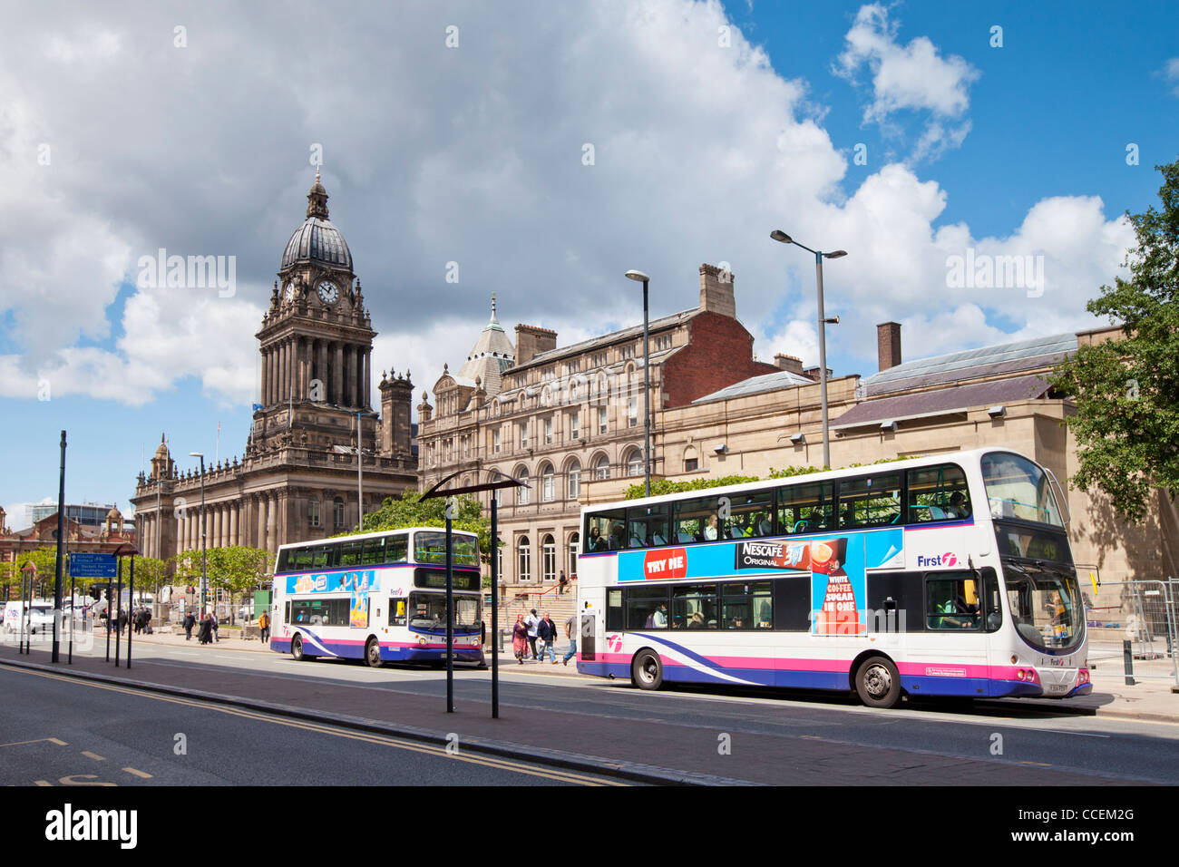 Zwei Doppeldecker-Busse vor Rathaus Leeds, West Yorkshire, England Stockfoto