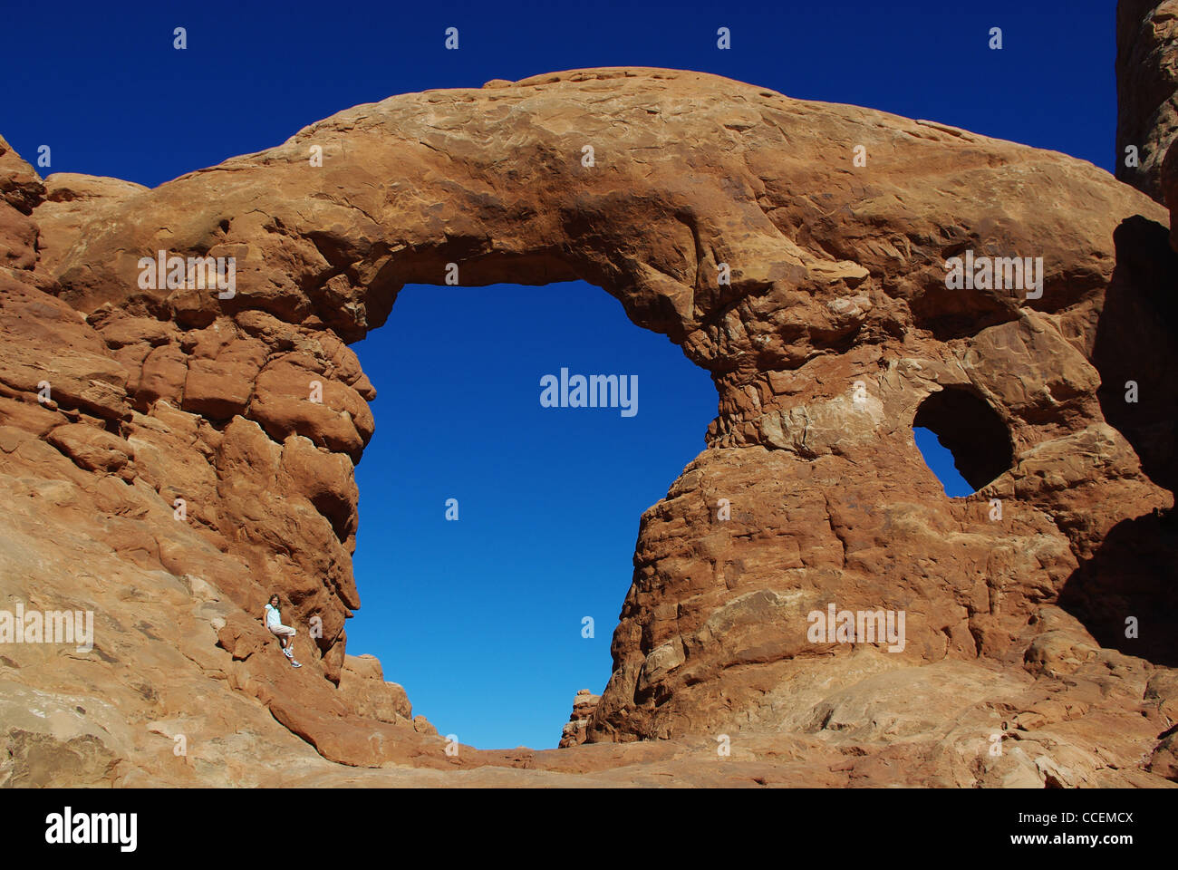 Großen Bogen und kleine Mädchen, Arches-Nationalpark, Utah Stockfoto