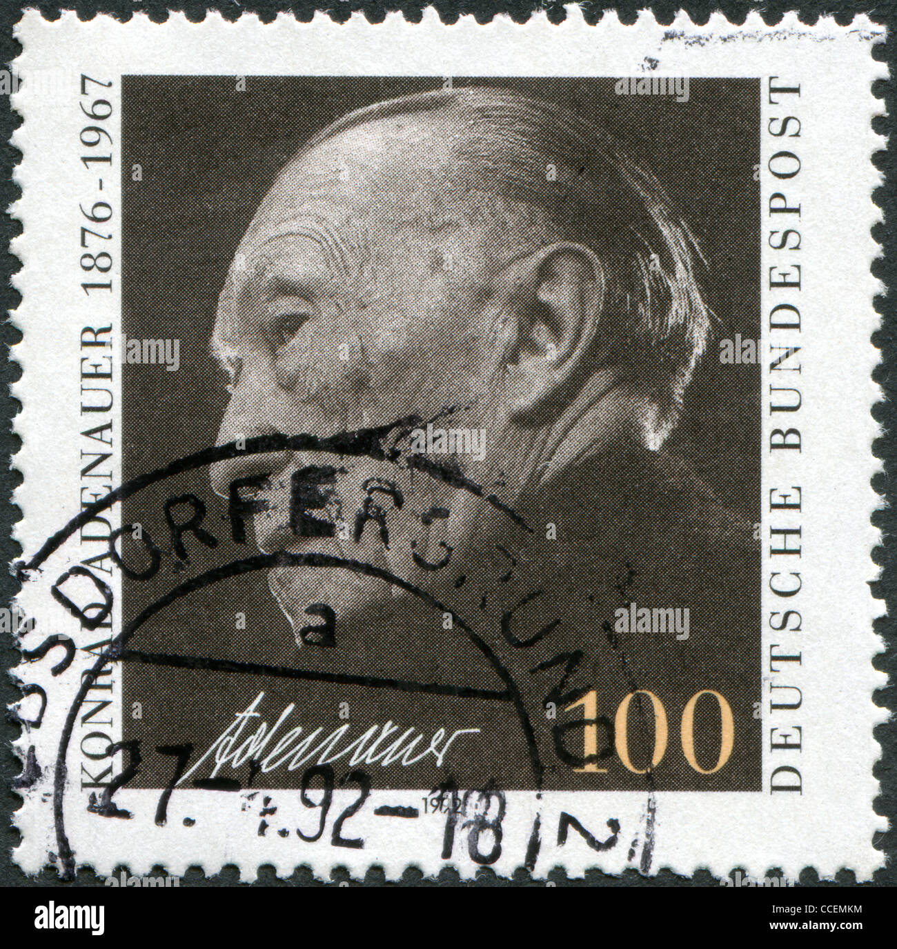 Deutschland - ca. 1992: Eine Briefmarke gedruckt in Deutschland, zeigt Bundeskanzler Konrad Adenauer, ca. 1992 Stockfoto