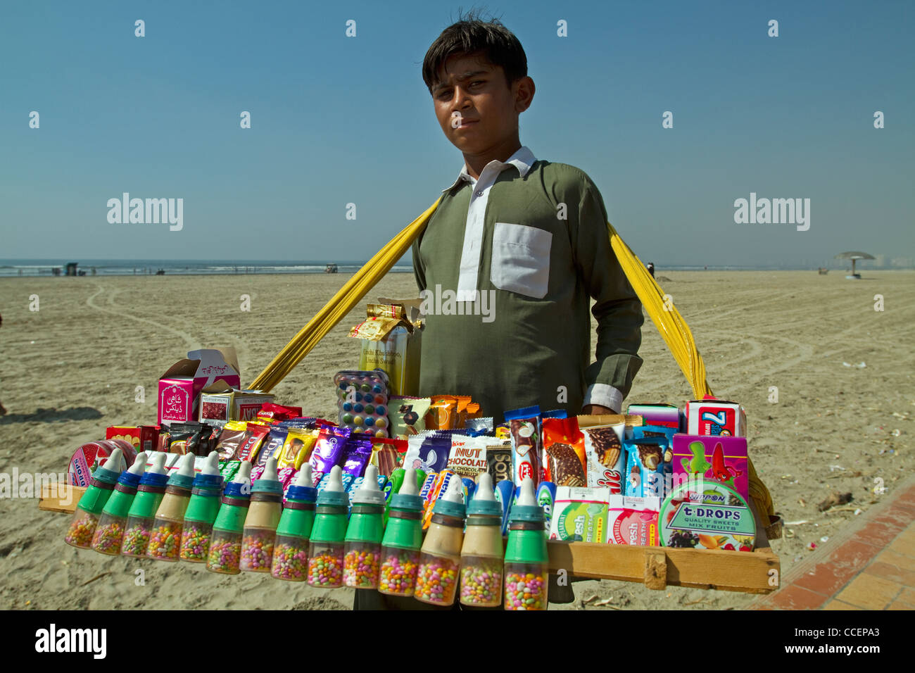 Anbieter verkaufen verschiedene Gegenstände am Strand von Karachi Pakistan Stockfoto