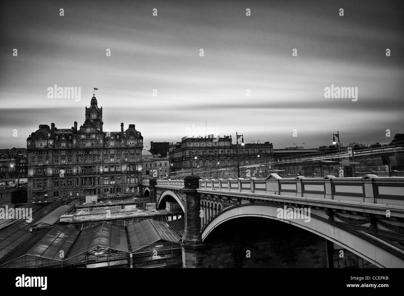 Ein Blick von der Nordbrücke in Edinburgh mit Blick auf die fünf-Sterne-Hotel Balmoral und das Wahrzeichen Waverley Tor Stockfoto