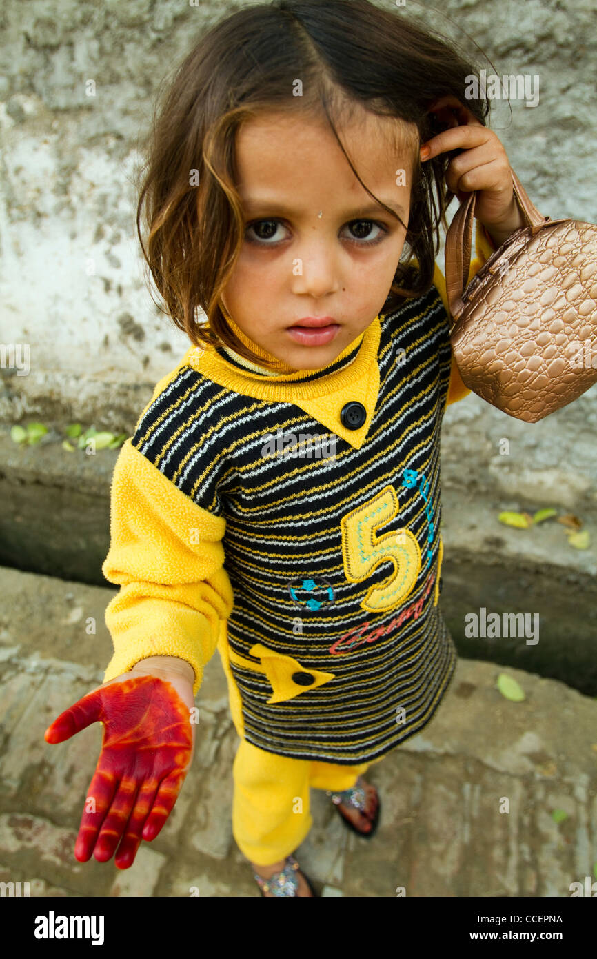 Pakistanische Mädchen mit Henna in ihren Händen Charsadda Pakistan Stockfoto