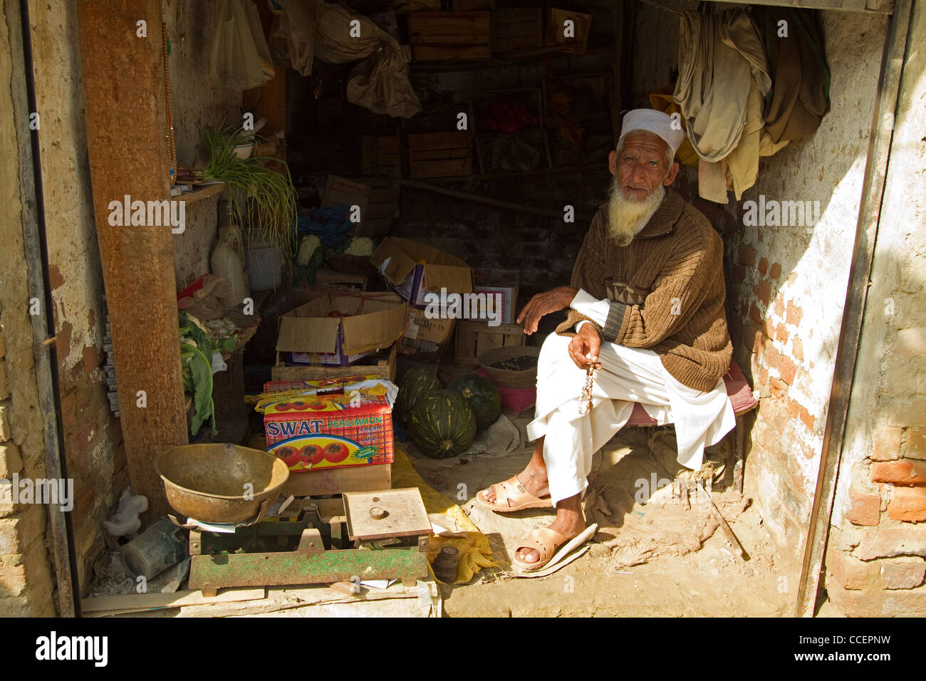 Kleiner Lebensmittelladen in Charsadda Pakistan Stockfoto