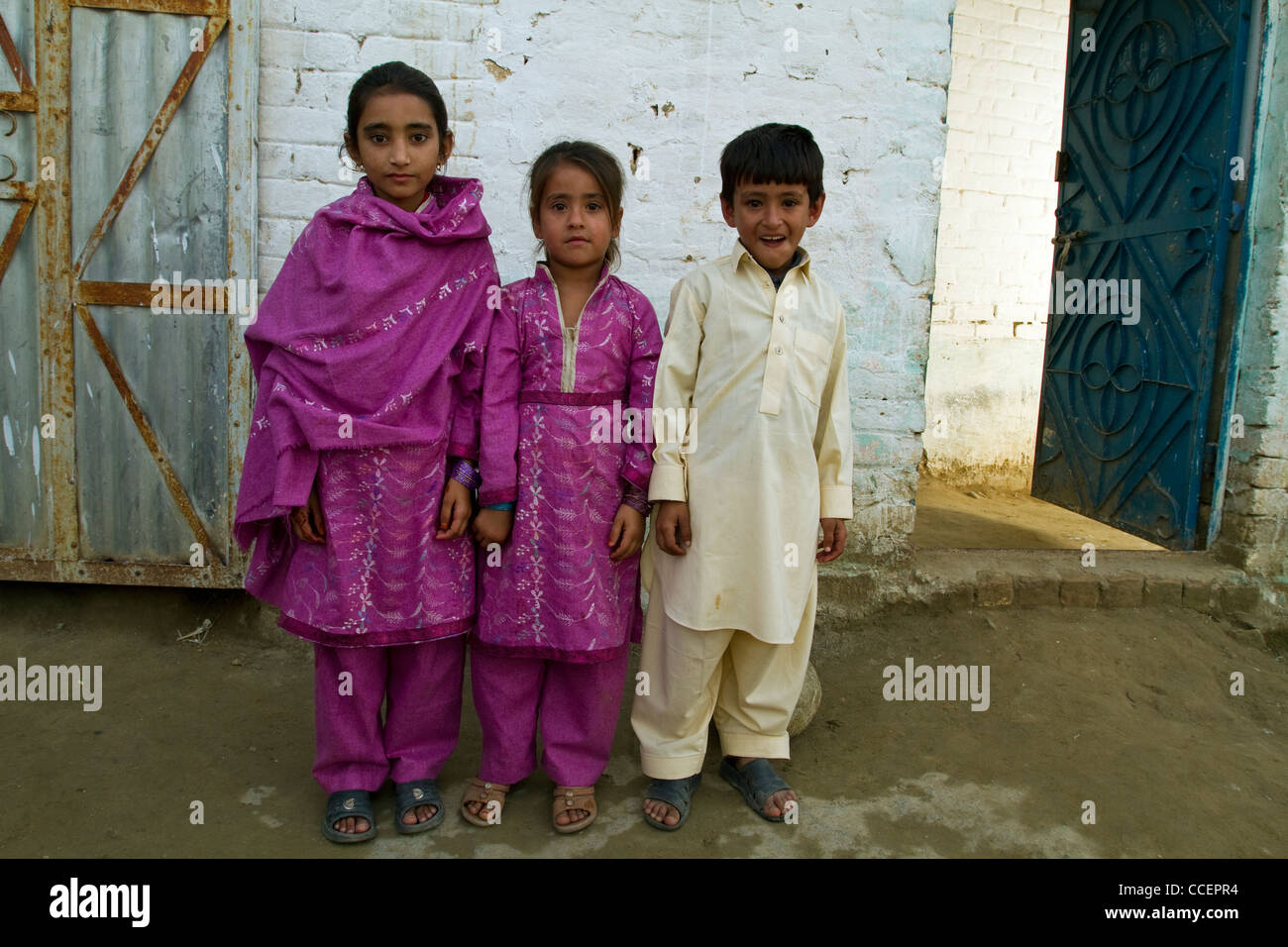 Pakistanische Kinder in traditioneller Kleidung Charsadda Stockfoto