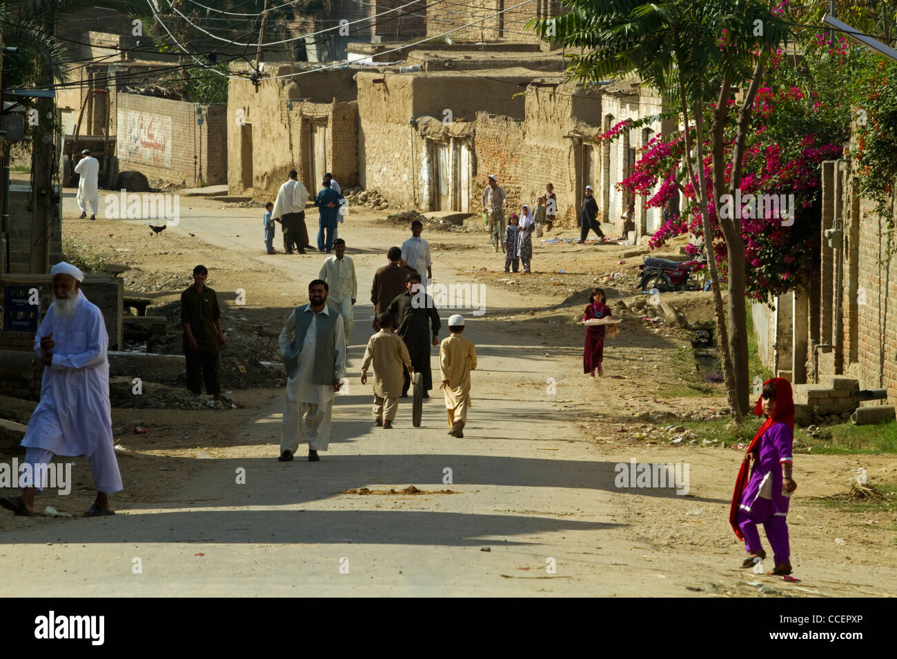 Straßenszene mit Menschen Charsadda Pakistan Stockfoto