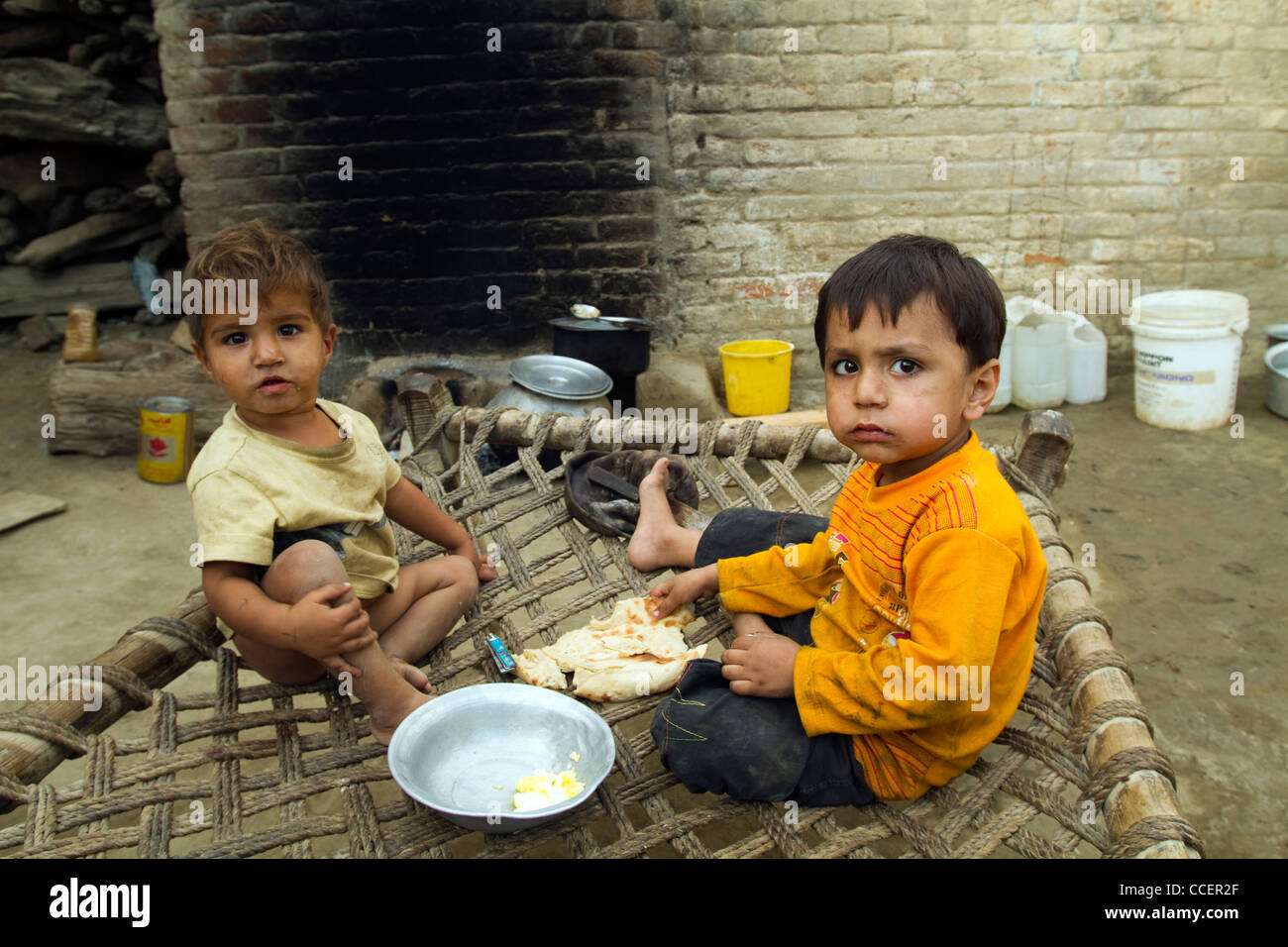 Pakistanische Kinder essen Brot Charsadda Pakistan Stockfoto