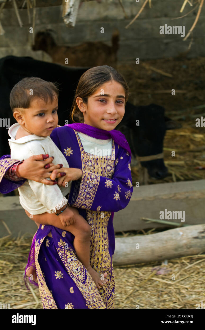 Pakistanische Mädchen Baby-sitter ihr Bruder Charsadda Pakistan Stockfoto