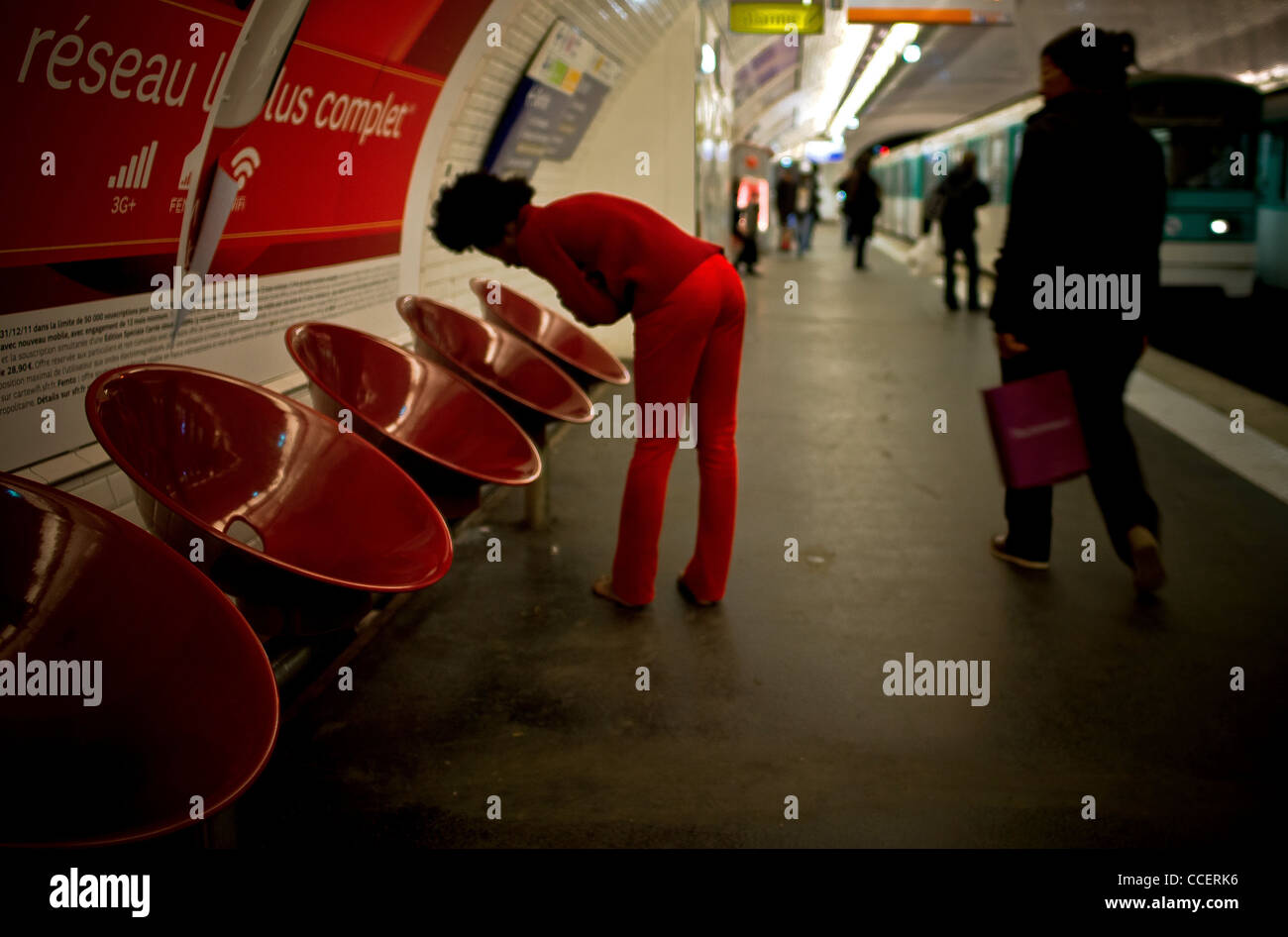 Die Denkmäler der Obdachlosen, am Weihnachtstag., Frauen, kränklich, ihre Dosis von Crack, bereits in der Metro Paris verwendet. Stockfoto