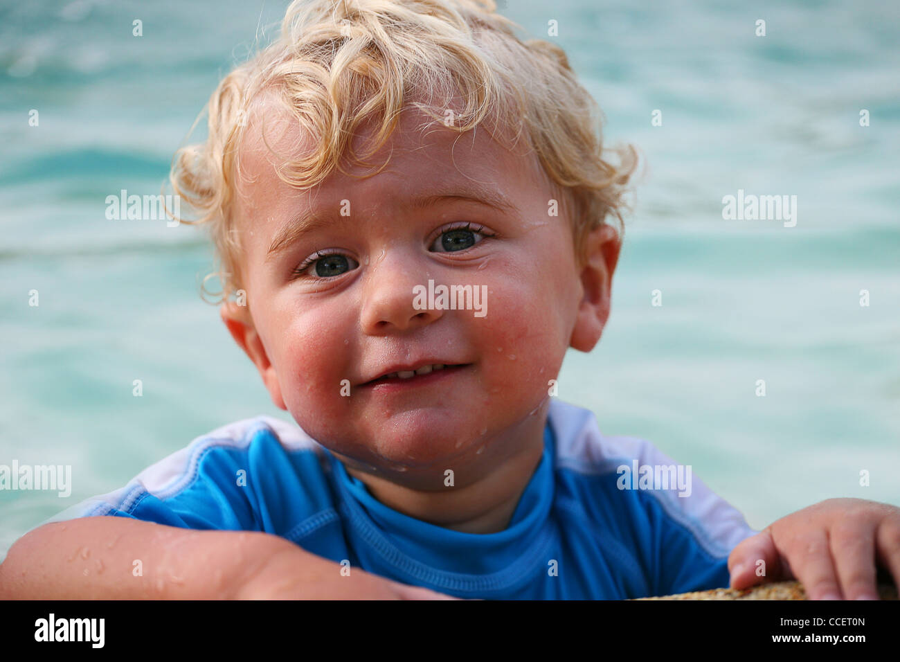 Junge am Pool Stockfoto