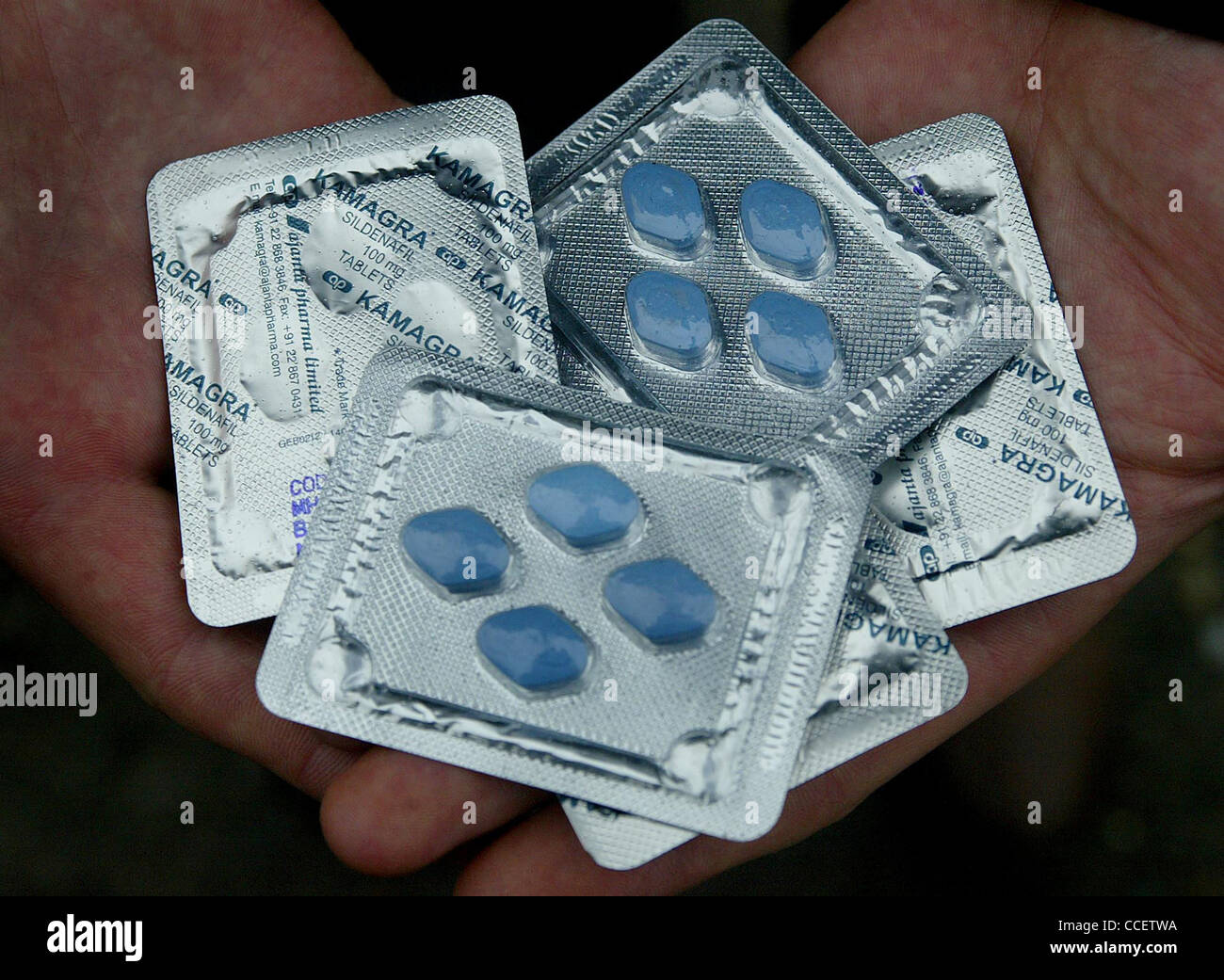 Ein Reporter halten [gefälschte Viagra] Kamagra Tabletten über das Internet  gekauft. Bild von James Boardman Stockfotografie - Alamy