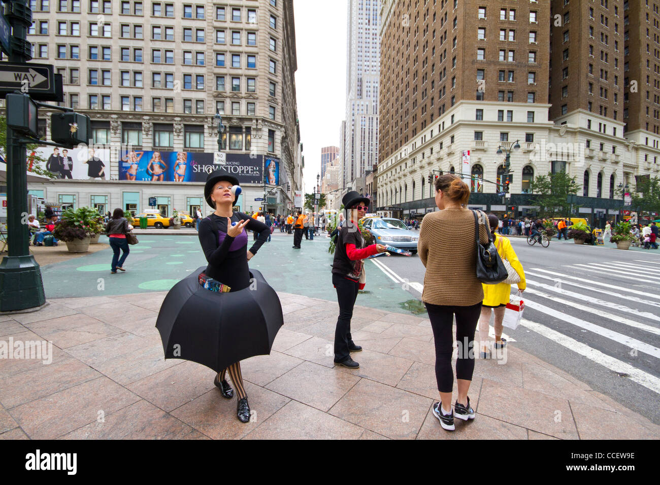 Cirque du Soleil Spezialpreis auf der Straße von New York City zeigt in der Radio City Music Hall zu fördern. Stockfoto