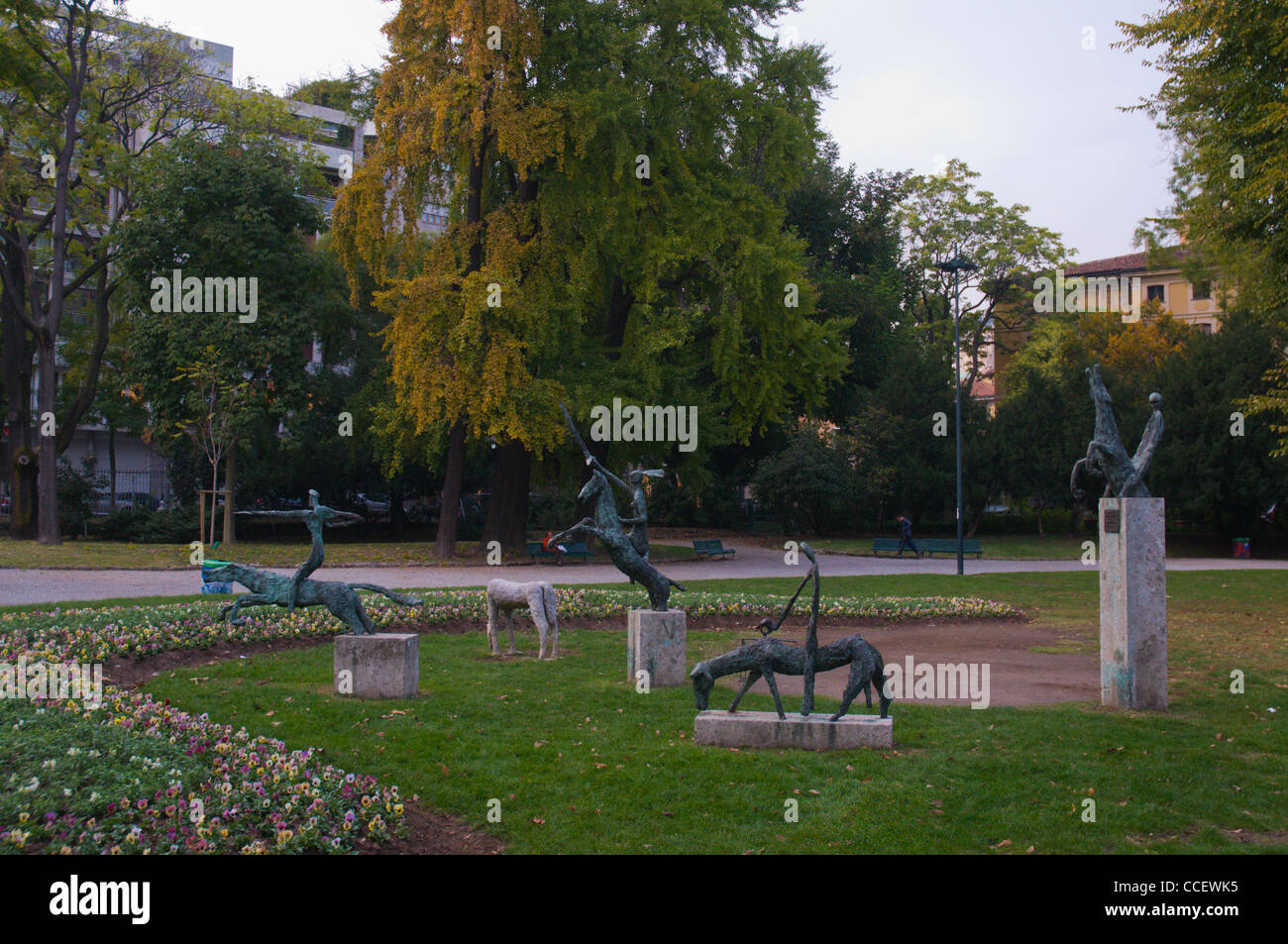 Quatro Cavalieri dell'Apocalisse und Il Bianco Cavallo della Pace Skulpturen von H Rosenthal in Giardini Pubblici Park Milan Stockfoto