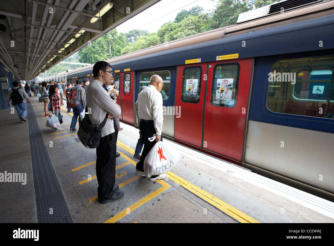 Passagiere warten auf der Plattform für Zug auf Mtr u-Bahn Linie ehemaligen Kcr Kowloon Canton Railway Kowloon Tong Hong Kong Stockfoto