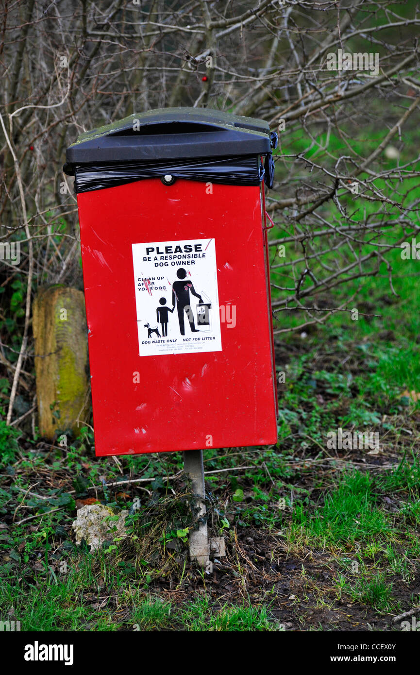 Eine rote bin für Hund verschwenden im Roman Amphitheatre in Cirencester Stockfoto