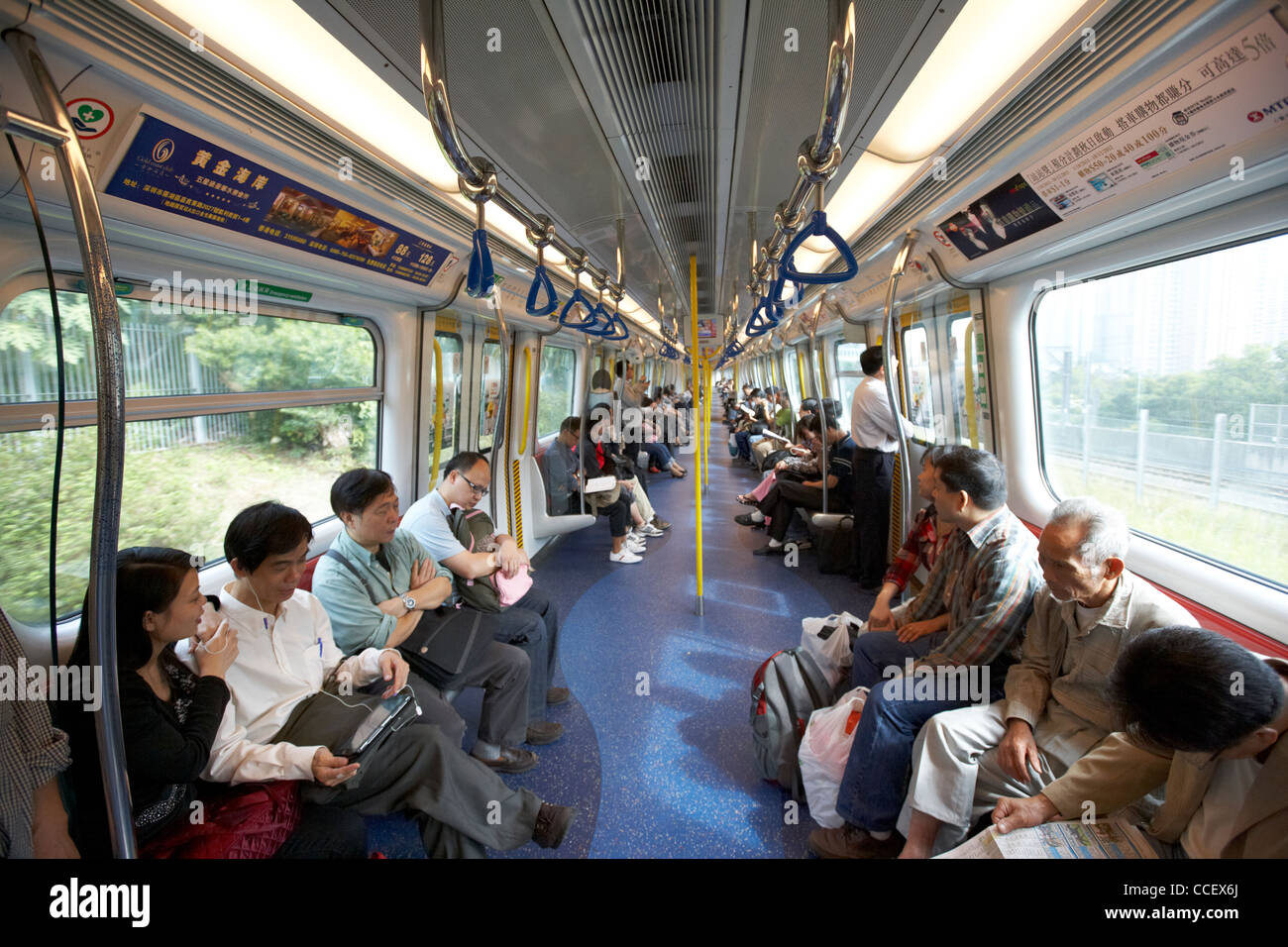 Fahrgäste im Zug in Bewegung auf Mtr u-Bahn Linie ehemaligen Kcr Kowloon Kanton Bahnhof Hongkong Sonderverwaltungsregion Hongkong China Asien Stockfoto