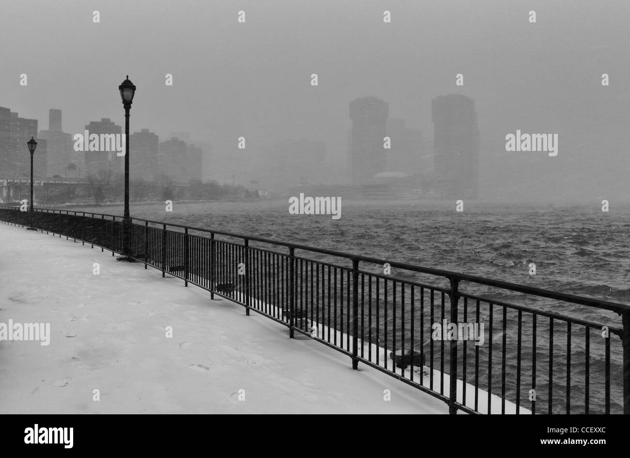 21. Januar 2012: Schnee gesehen, fallen durch den East River in Manhattan, New York City, USA. Stockfoto
