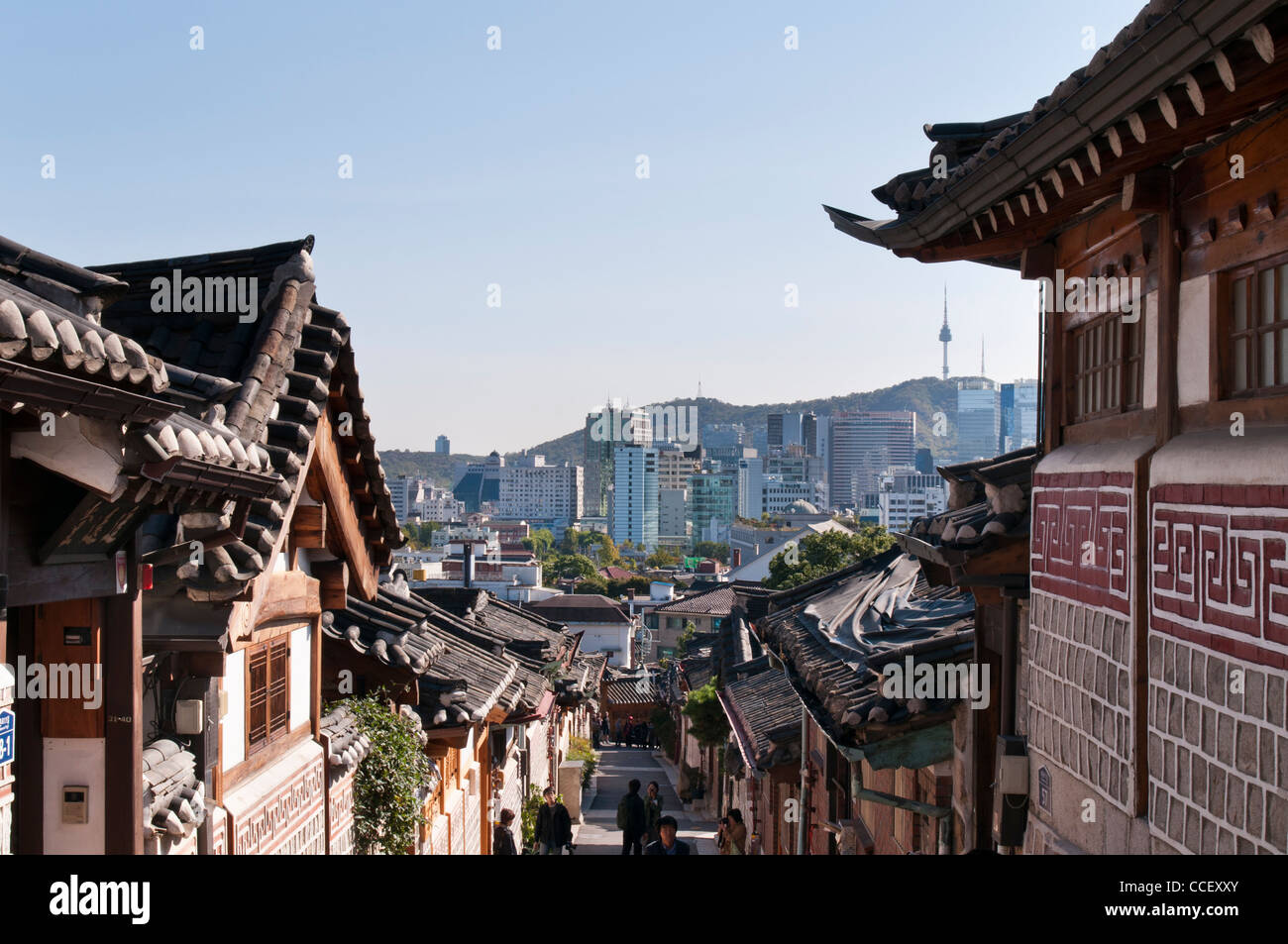 Gegenüberstellung von Architektur.  Alte traditionelle koreanische Häuser in Bukchon Hanok Village und modernen Gebäuden im Hintergrund. Stockfoto