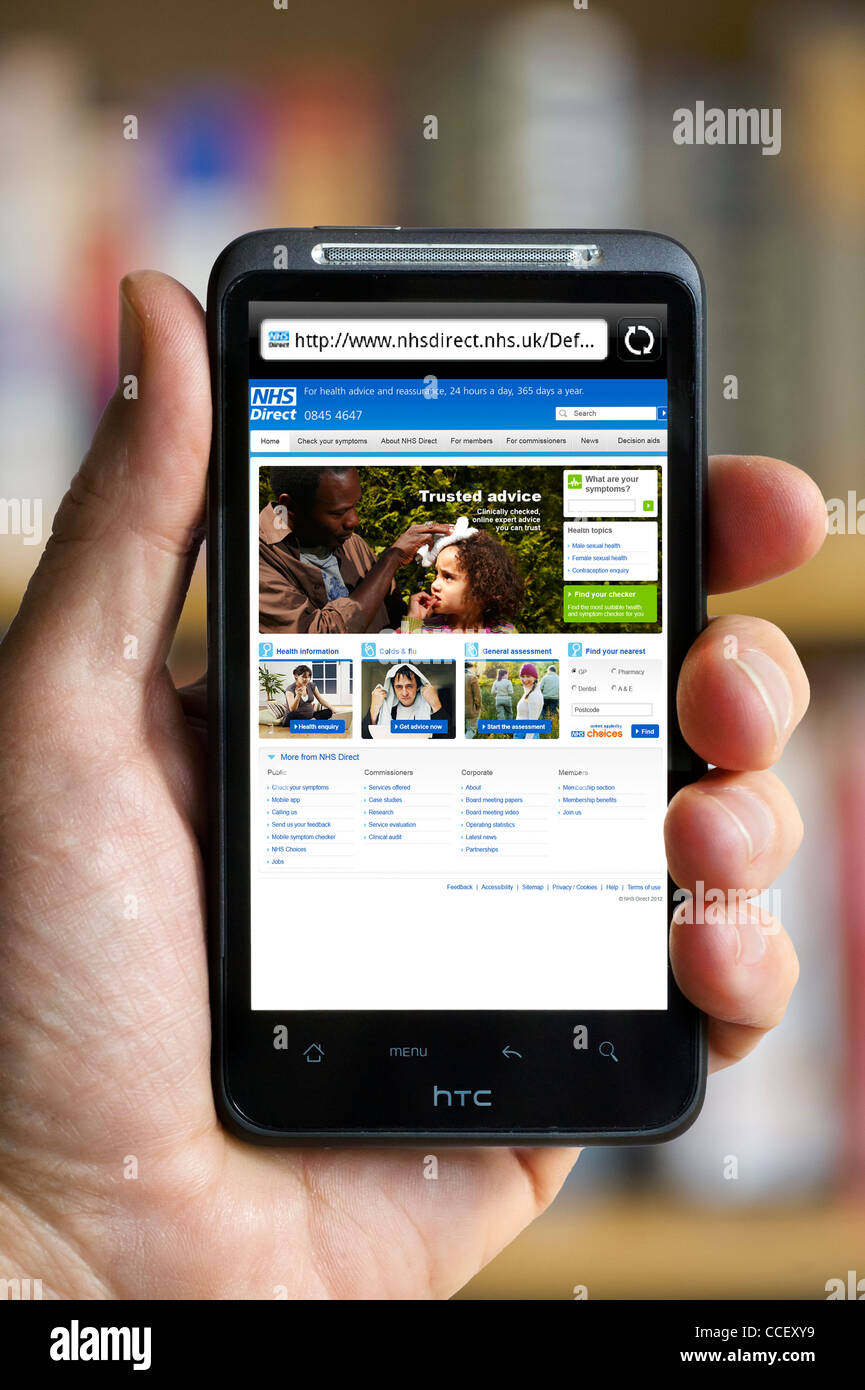 Die NHS Direct Gesundheit Beratung Website betrachtet auf einem HTC-Smartphone, England, UK Stockfoto