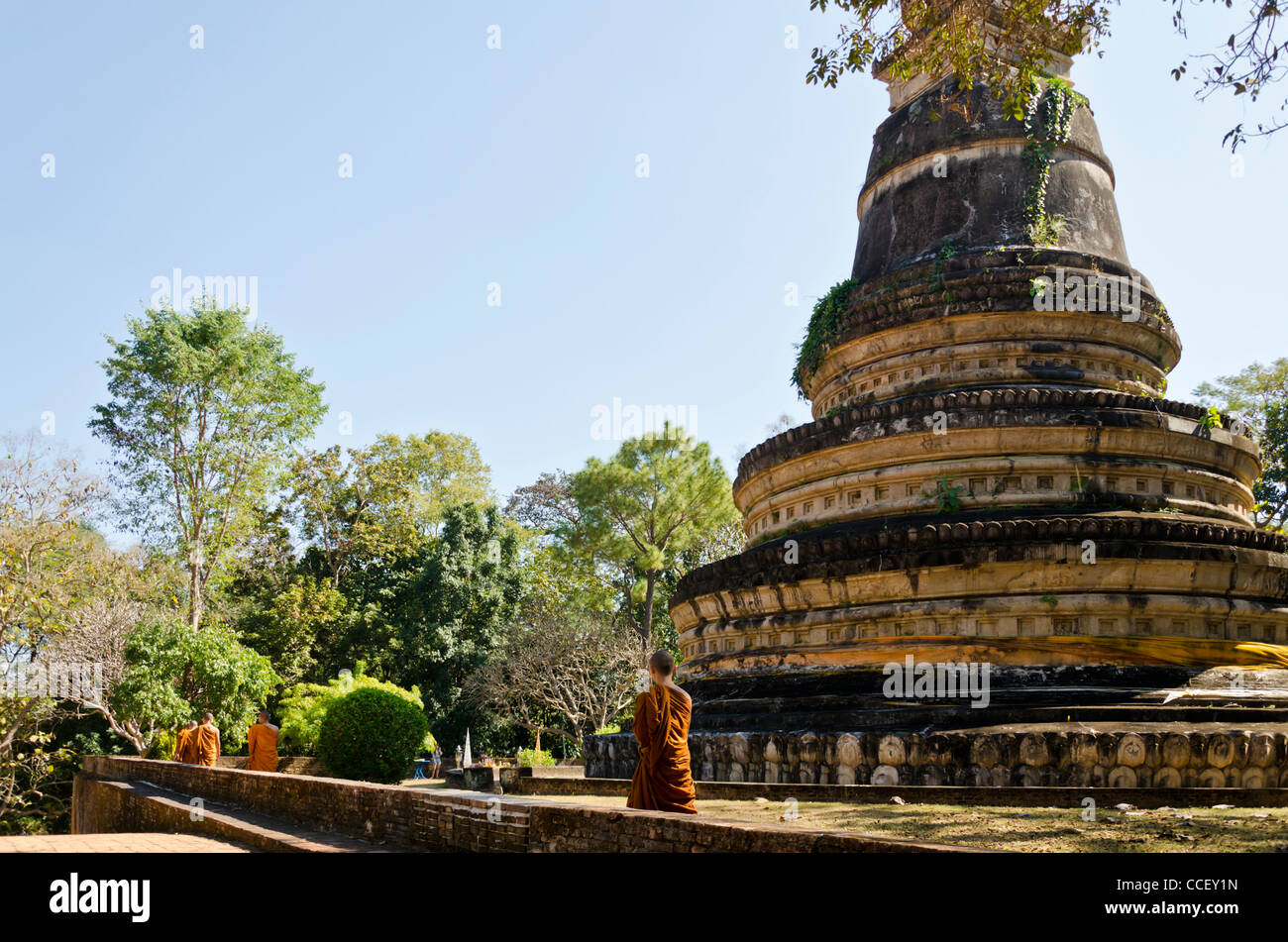 Buddhistische Mönche in orangefarbenen Gewändern Fuss Stupa in Wat U Mong-Tempel in Chiang Mai Thailand Stockfoto