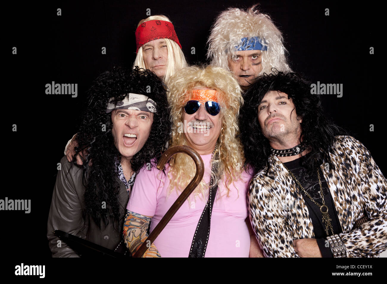 Porträt von Rockmusikern lustige Grimassen auf schwarzem Hintergrund Stockfoto
