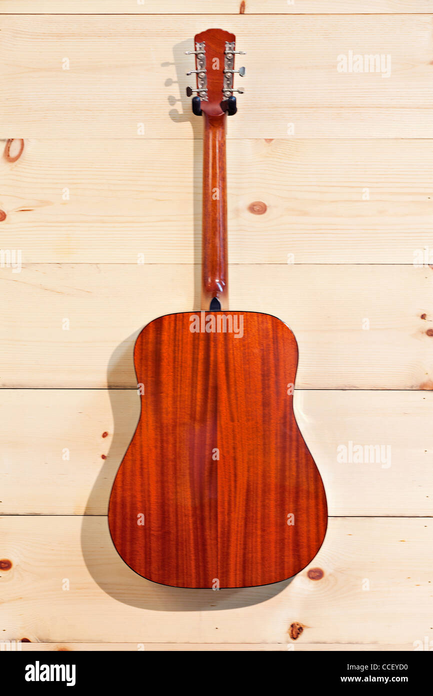 Rote Gibson-Gitarre an Holzmaserung Wand Stockfoto Rote Gibson-Gitarre an Holzmaserung Wand Stockfoto