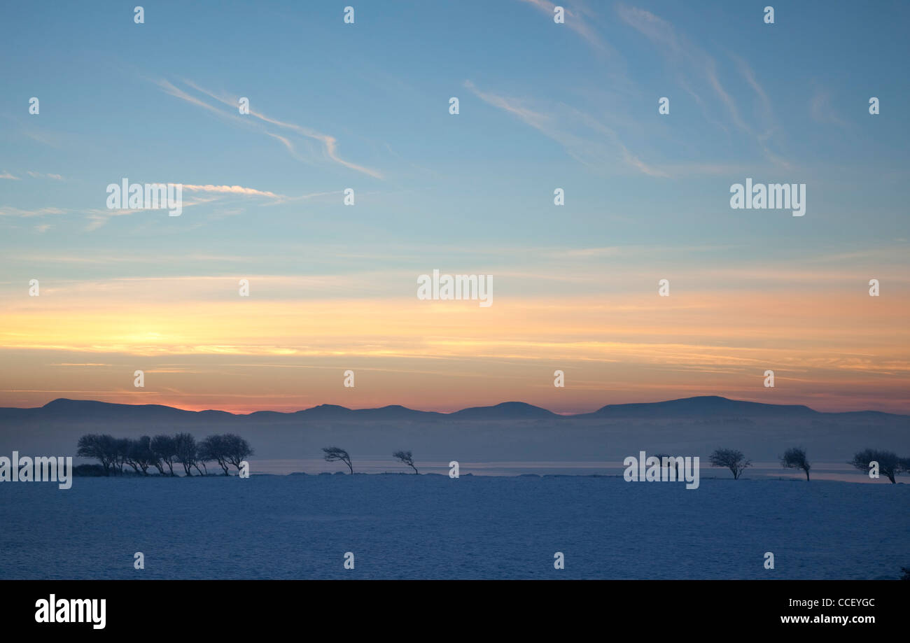 Winter-Sonnenuntergang über den Nephin Beg Bergen, County Sligo, Irland. Stockfoto