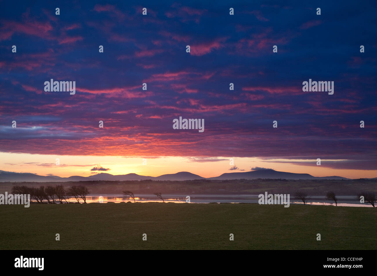 Sonnenuntergang über dem Fluss Moy und Nephin Beg Berge, County Sligo, Irland. Stockfoto