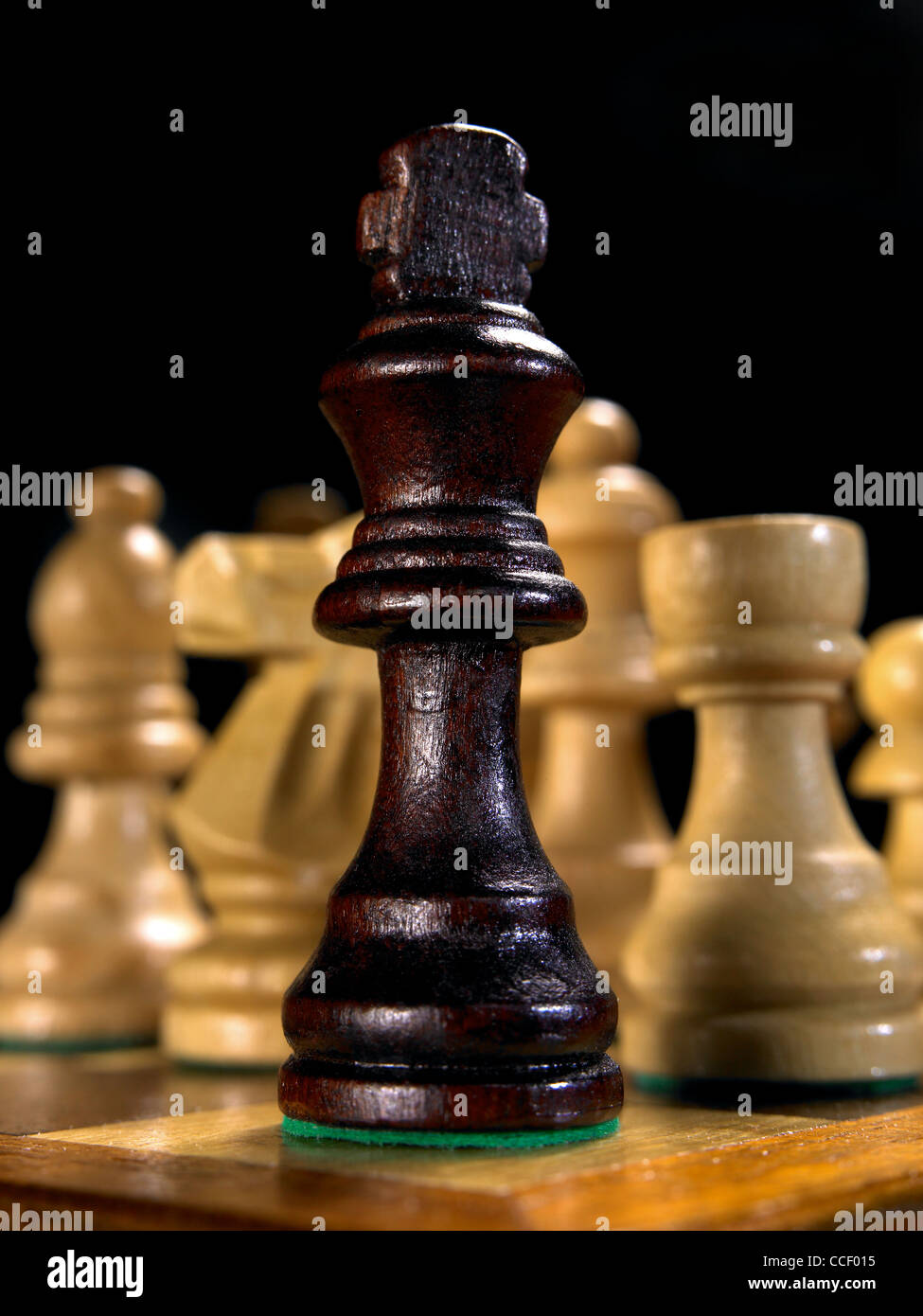 Der König Schachfigur auf einem Schachbrett Stockfoto