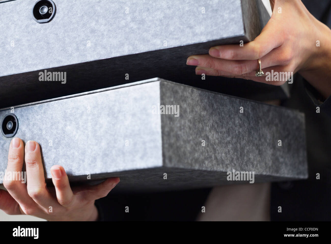 Nahaufnahme der Geschäftsfrau holding Box-Datei Stockfoto