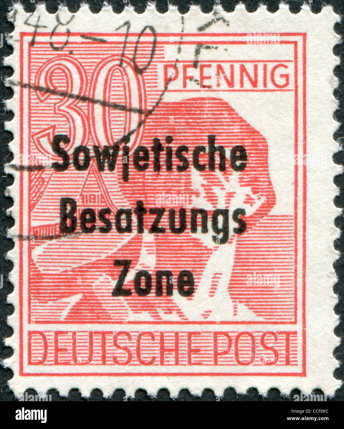 Eine Briefmarke gedruckt in Deutschland, zeigt Arbeiter mit einem Hammer (Überdruck, der sowjetischen Besatzungszone), ca. 1948 Stockfoto