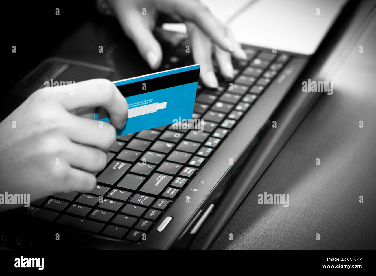 Hände, die Eingabe von Kreditkarteninformationen in einen laptop Stockfoto